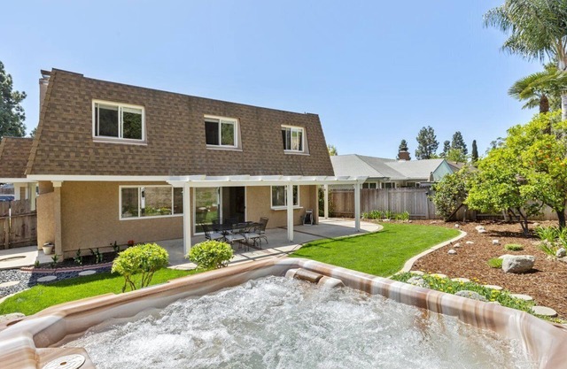 Spacious 3 bdrm beauty, jacuzzi, stunning backyard!