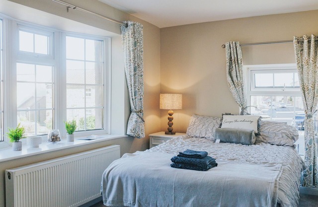 Spacious 3-Bed Flat | Sleeps 6 | Free Parking & Wi-Fi | Near Harrogate & Leeds