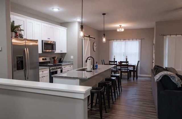 Spacious 3 bedroom condo with King Master Suite in Sycamore