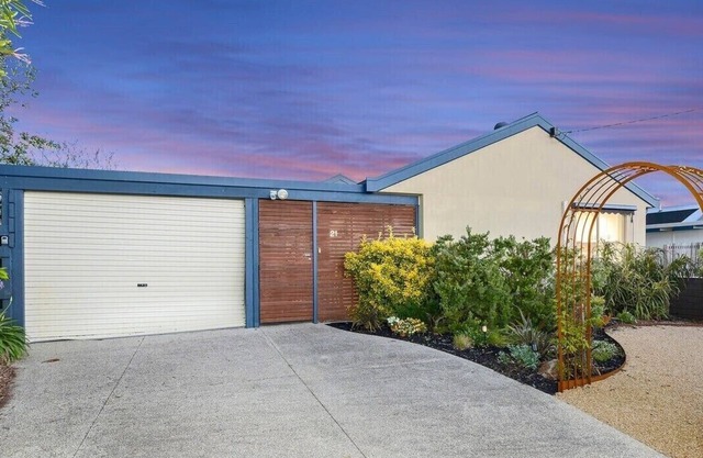 Spacious 3 bedroom family holiday house (sleeps 8)