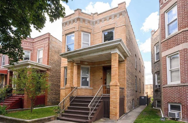 Spacious 3-bedroom retreat in West Logan with modern amenities, perfect for families looking to relax and explore vibrant Logan Square.