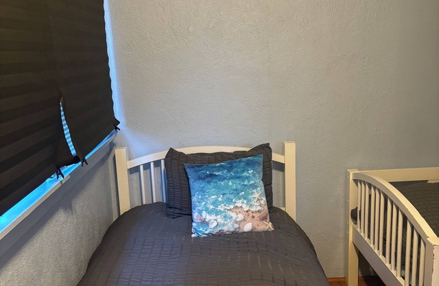 Spacious 3-bedroom with AC and WiFi in welcoming Cypress