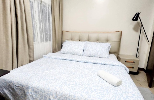 SPACIOUS 3-BR Condo in Terrific Makati with KING BED WiFi, AC, fitness room