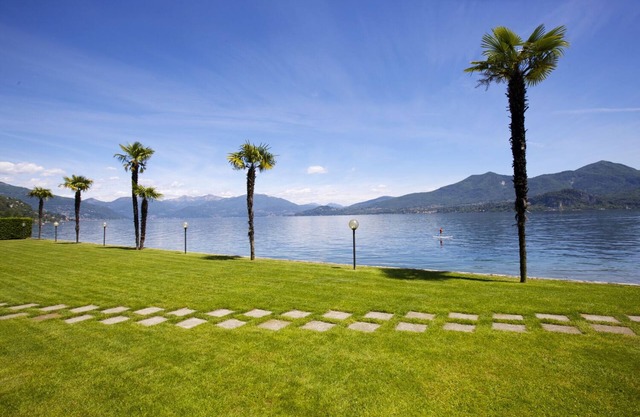 Spacious 3-room apartment with dream lake view & private beach right on the lake