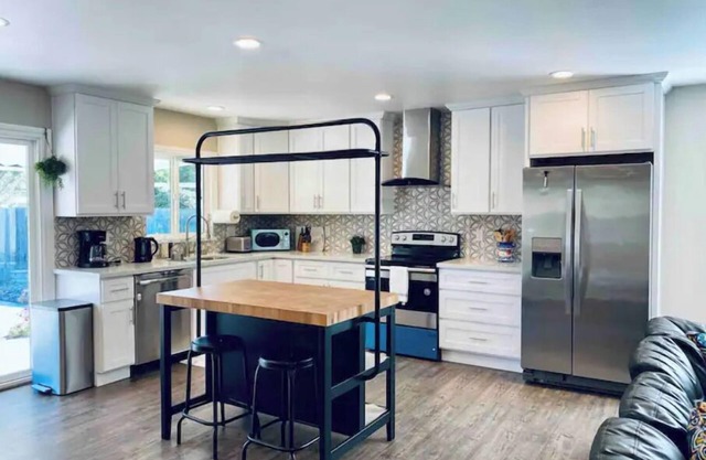 Spacious 3B2B Home: Prime Location