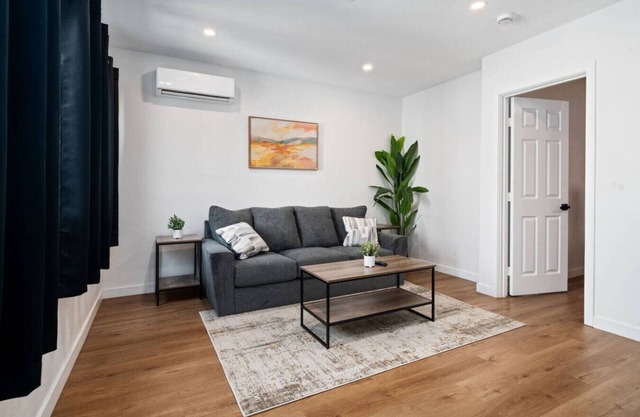 Spacious 3BD/2BA in Long Beach