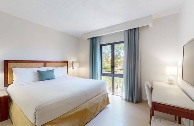 Spacious 3BR Condo at Park Royal Club Cala w Balcony