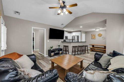 Spacious 3BR Home with KING Bed in Prime Location