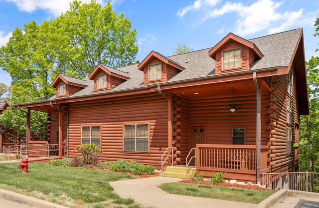 Spacious 4 BD Cabin at Thousand Hills Golf Resort in Branson, MO - Perfect for Family Getaways!