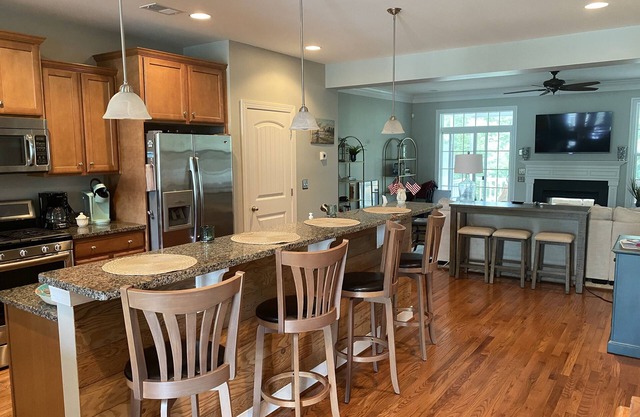 Spacious 4 bdr townhome in quiet community - 2 pools, tennis, mins to the beach