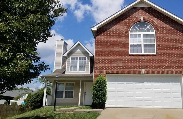 Spacious 4-bedroom 2- bath home 25 min from downtown Nashville & Titans Stadium.