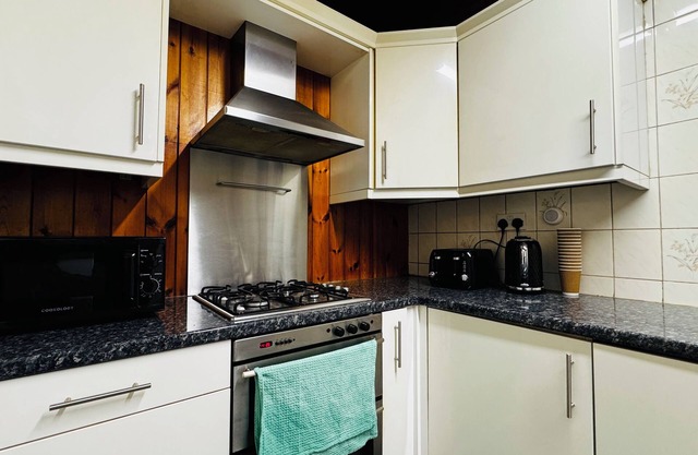 Spacious 4 Bedroom House in St Albans