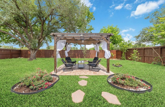 Spacious 4-bedroom house in enchanting heart Houston with spacious backyard