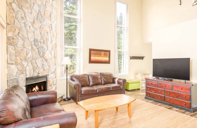 Spacious 4-Bedroom – Sleeps 12 & Private Hot Tub