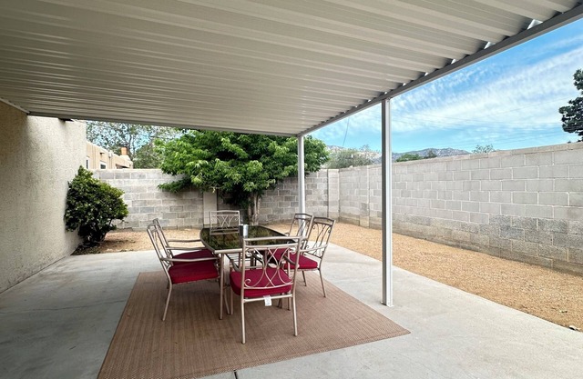 Spacious 4-bedroom house with Refrigerated AC and WiFi in superb NE Albuquerque