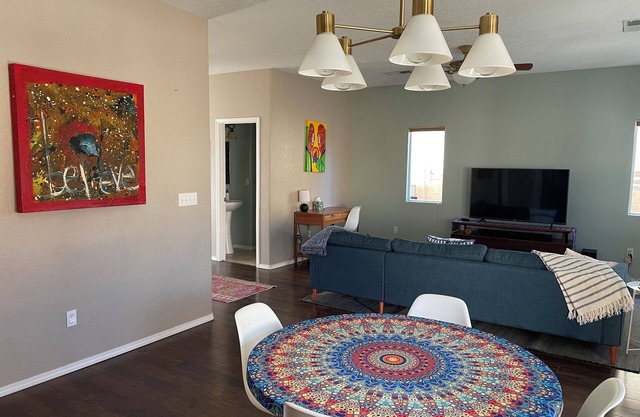 Spacious 4bd/3.5 bath house, Quiet Albuquerque Neighborhood