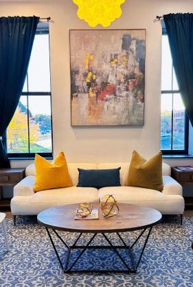 Spacious 4BR Apt, Sleeps 8, Downtown by Theaters