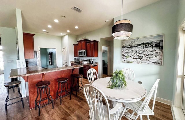 Spacious 4BR Family Home – Near OWA, Beaches & Zoo, Spacious 4BR Family Home