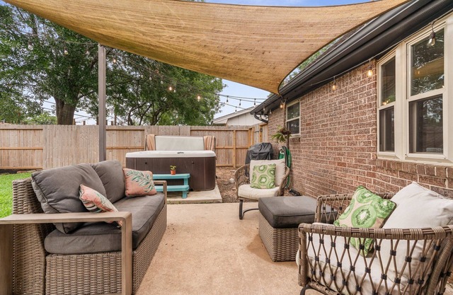 Spacious 4BR Houston Retreat w/Hot Tub!