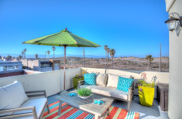Spacious 4BR, Rooftop Deck, Fire Pit, Steps to Shore