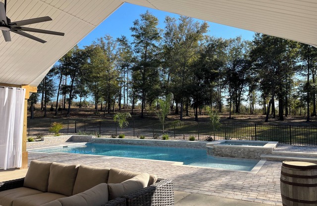 Spacious 5/4 Estate w/Private Pool and SPA easy drive to Gulf Shores/Pensacola