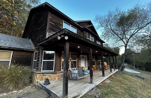 Spacious 5-bedroom cabin serene 40 acre retreat