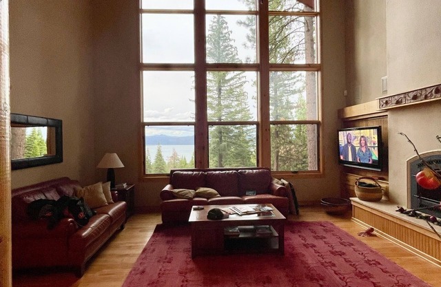 Spacious 5-bedroom cabin in Almanor West with WiFi