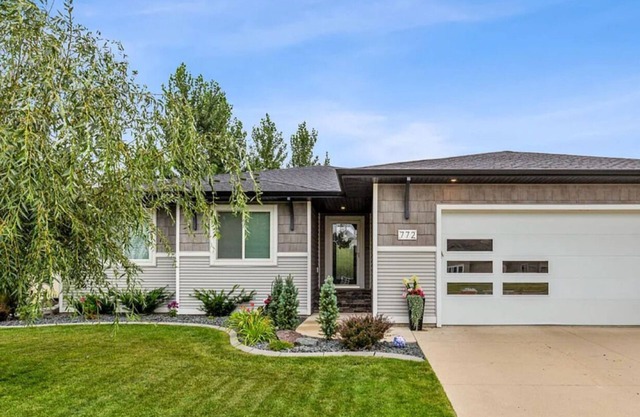 Spacious 5-bedroom house in charming West Fargo with AC, WiFi