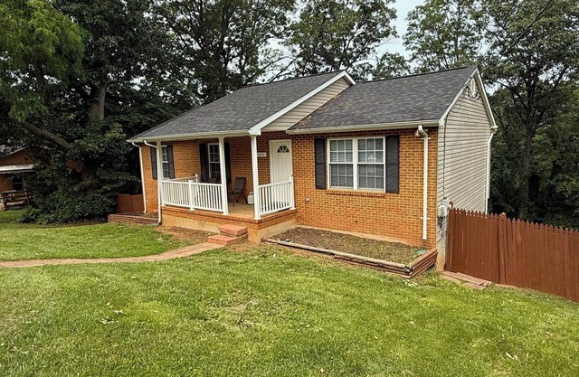 Spacious 5-bedroom house with WiFi, AC in charming Front Royal