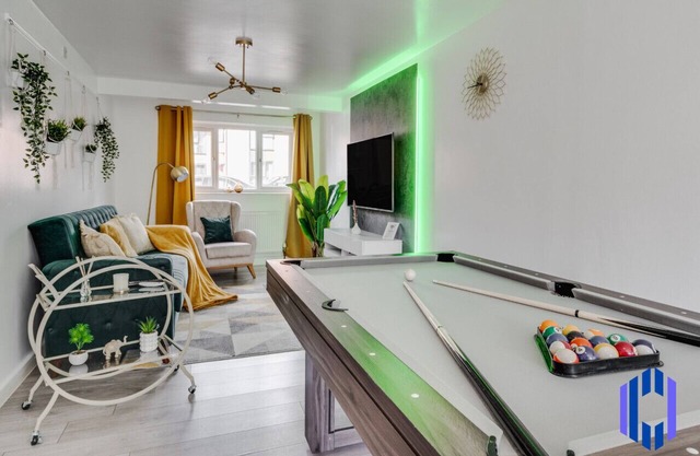 Spacious 5 BR Home Nr Etihad Stadium - Pool Table