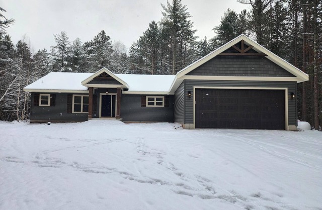 Spacious 5-BR home in Manitowish Waters with pier access on Chain of Lakes.
