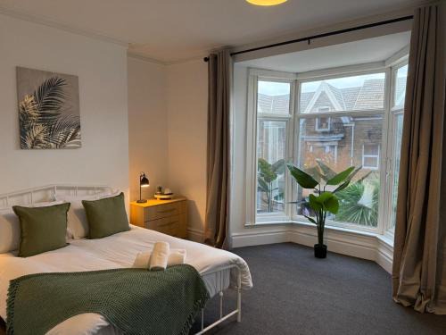 Spacious 6-Bed Home for Work Crews & Groups