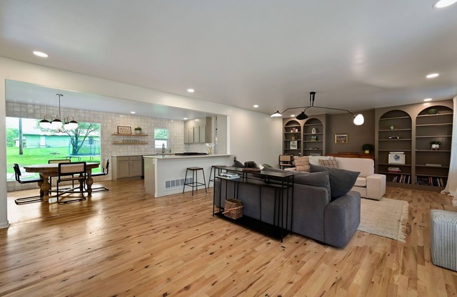 Spacious 6-bedroom house in Grandview with AC, WiFi. Pets Welcome!