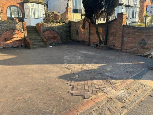 Spacious 6-Bedroom Home Near Aston Parking for 3-Vans 3-Showers 4-WCs M6 J6 City Centre Airport NEC Contractors Groups & Long Stay