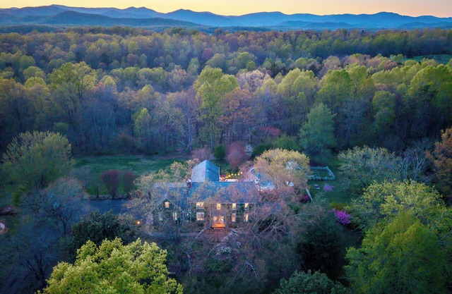Spacious 6-bedroom house w/AC Pool & Hot Tub Firepit Near Shenandoah