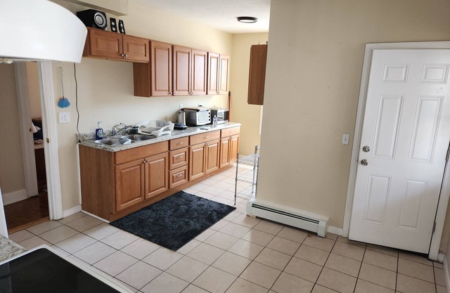 Spacious 6-bedroom house in welcoming Springfield with AC, WiFi