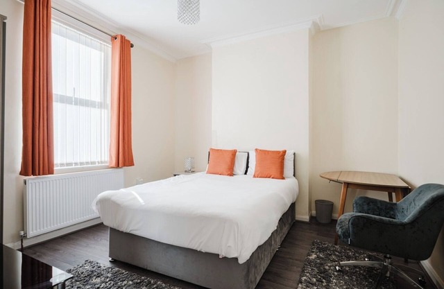 Spacious 6BD Retreat: Homely Comfort and Garden