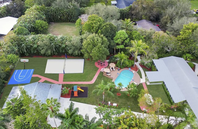 Spacious 6BR w/POOL & Tons of Games