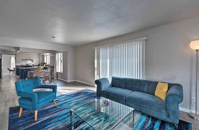 Spacious 7-bedroom 9 Bed house in serene Sacramento with AC, WiFi, Close to DT