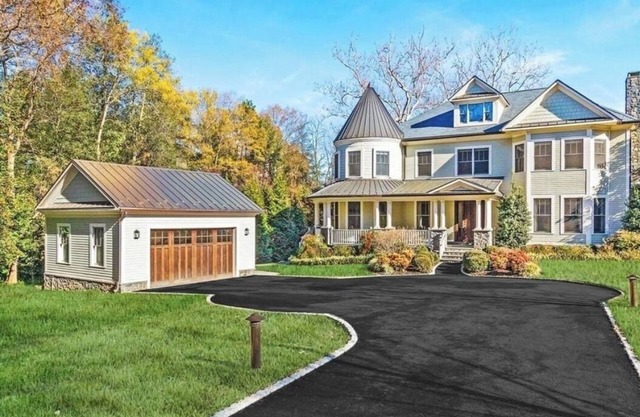 Spacious 7-bedroom house with water views, AC, Heat, WiFi in charming Alexandria