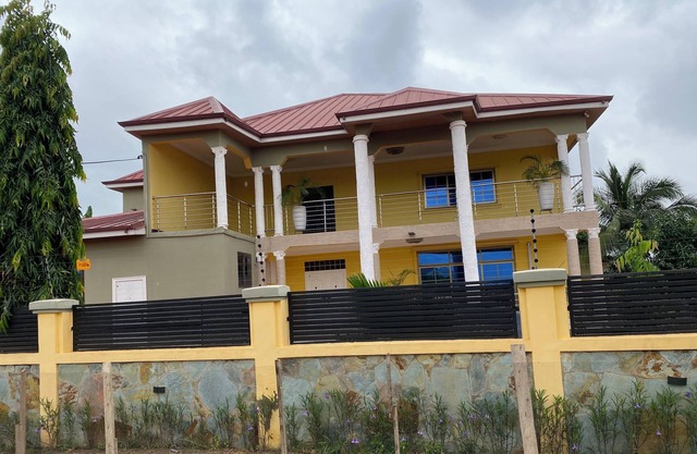 Spacious 7-bedroom house with WiFi and AC in Dawhenya