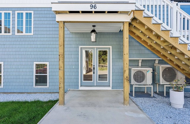 Spacious 7-bedroom house with WiFi and AC in fabulous Pine Point Scarborough