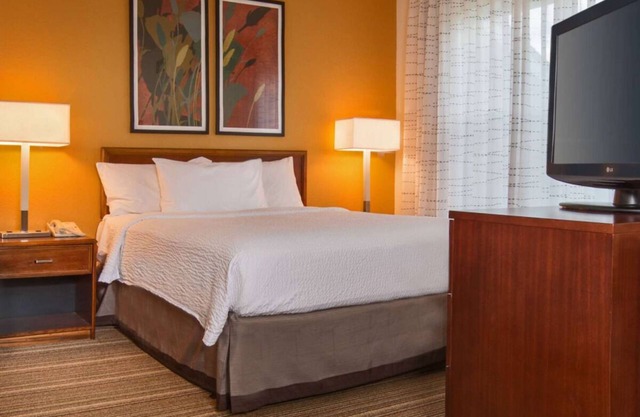 Spacious Accommodation in Charleston! W/Private Kitchenette! Pets are Welcome!