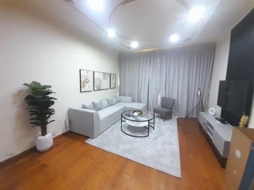 Spacious & Amazing 1 BR Apartment