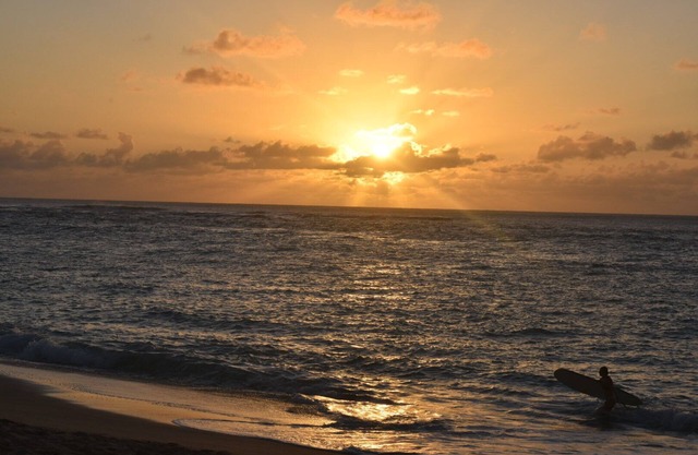 Spacious and clean; 2 min walk to beach; 2 bedroom North Shore Ohana w/AC