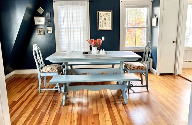 Spacious and private 2nd floor 2bed apartment in Yarmouth Village.