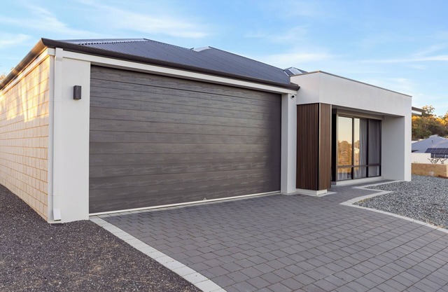 Spacious and serene intelligent home. 3 min to estuary,beach,shops, and trails