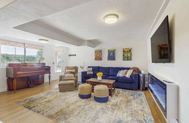 Spacious apartment w/kitchen, wifi, great location & beautiful backyard
