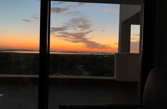 Spacious apartment with magnificent views of Lac Rose and the Mediterranean Sea