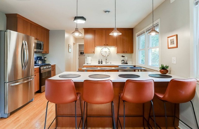 Spacious beautifully updated mid-century 4 bed 2 bath near Grand Ave.